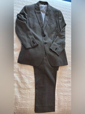 Banana Republic gray nailhead two-button two-piece suit. Tailored to 40R.